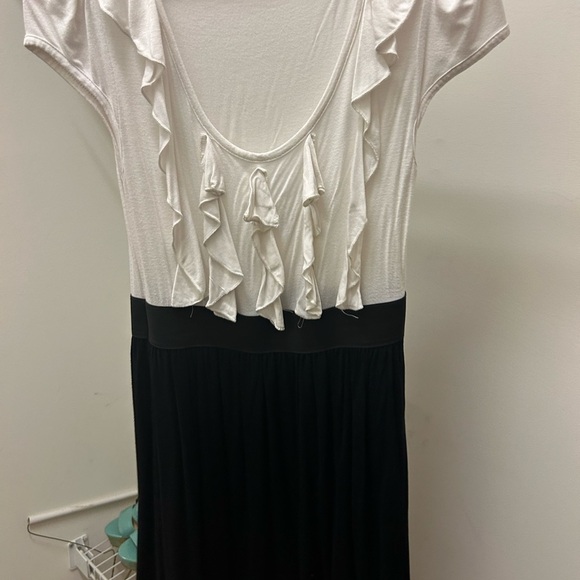 White and black dress with ruffles on chest - Picture 1 of 3